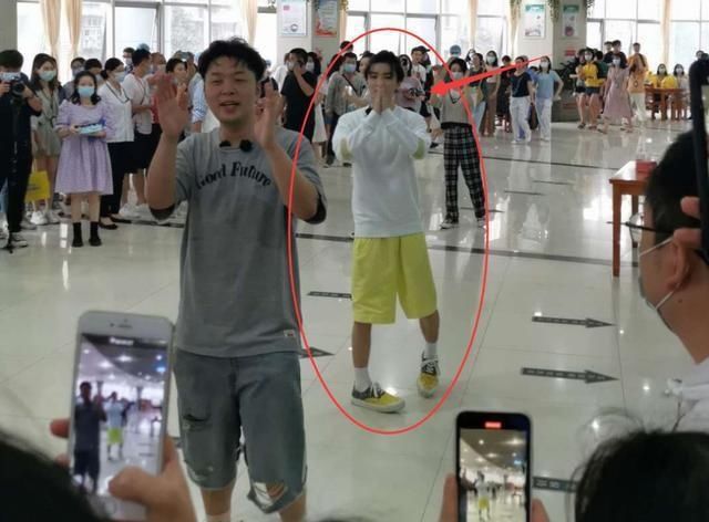 中餐厅|王俊凯最新路透来袭,路人随手拍下生图,身高太令人心动了