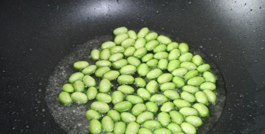 搅拌均匀|这是芋头汤的做法,与小海鲜巧妙搭配,太好喝了,鲜上加鲜