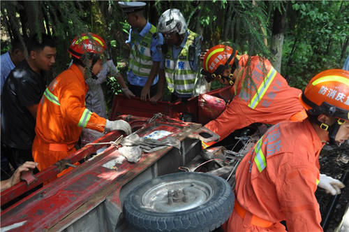  农用|农用三轮车失控翻下护坡 驾驶员被车压住难脱身