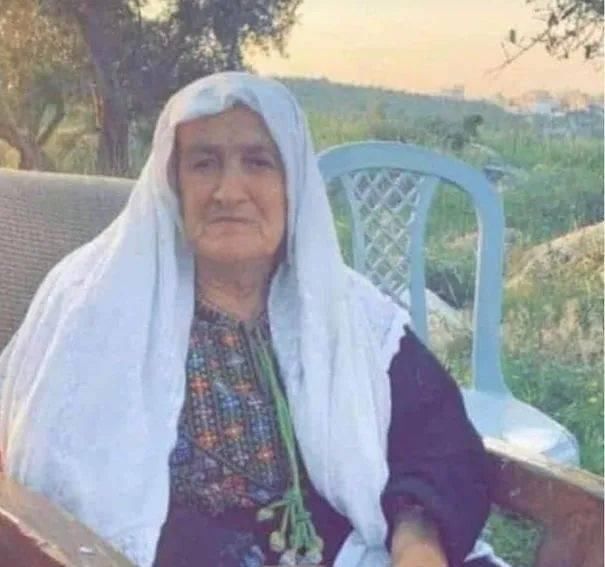  感染|母亲感染新冠后，他每天爬上医院阳台守望，偷拍照令人心碎……