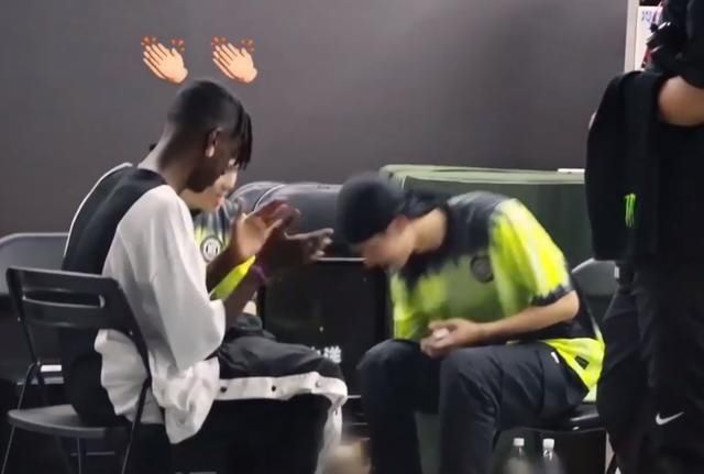  翻车|王一博秀魔术连续翻车，但布布过于捧场，黑人问号脸绝了