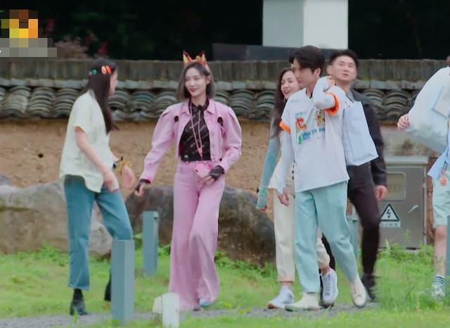  名字|郑爽叫错许佳琪名字，见到谢可寅许佳琪处理方式，情商高低很明显