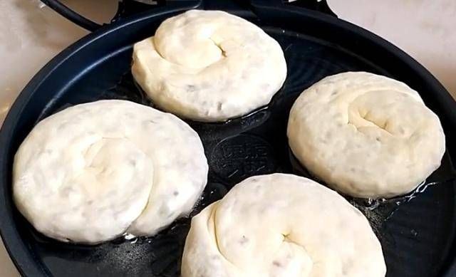 外酥|半斤面粉一碗饭,不蒸,不煎,锅里一个牌子,外酥里糯,美味营养