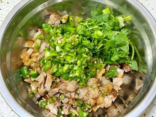  不腻|两片饼子夹着肉，酱汁外溢，爽而不腻