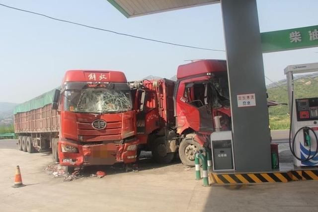  加油站|惊险！两辆半挂车在加油站前相撞