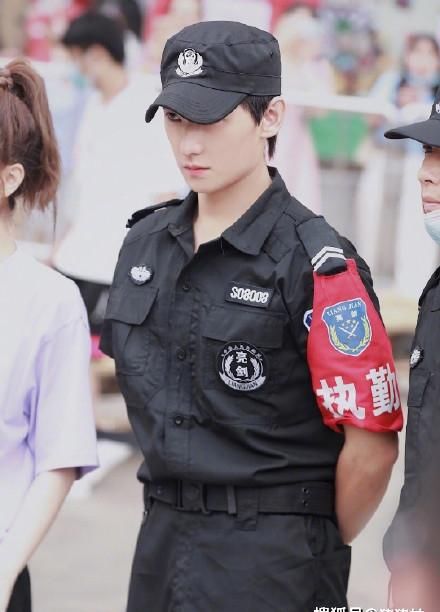  录制|杨洋保安造型录制综艺，要和迪丽热巴主演《你是我的荣耀》？