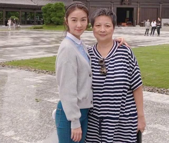  不进|38岁薛凯琪还在一线扮嫩，我穿不进的牛仔裤，她却能穿成无痕裤