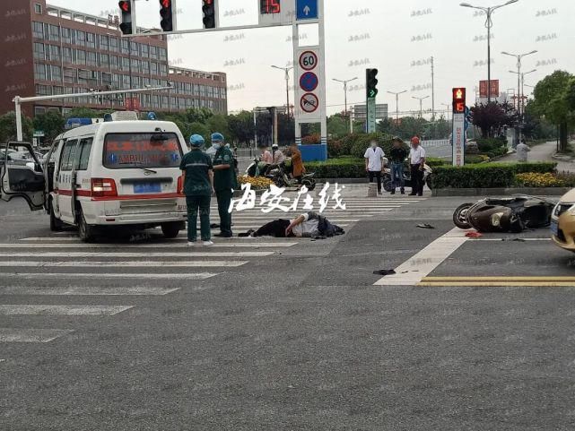  路口|【今日突发】海安丰源食品城路口发生重大车祸，一男子被撞当场倒地不起...
