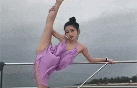 GIF|搞笑GIF：卖菜的不应该都是大妈吗？为什么这位小姐姐这么漂亮？