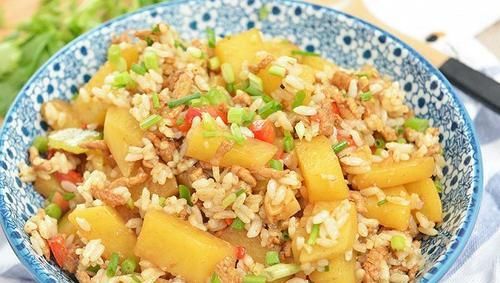  青椒|土豆焖饭，板栗烧鸡汤，青椒回锅肉，鱼板乌冬面的做法