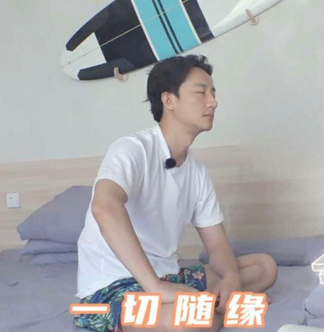  黄晓明|《夏日冲浪店》热播，王一博一行为看出黄轩和黄晓明的差别