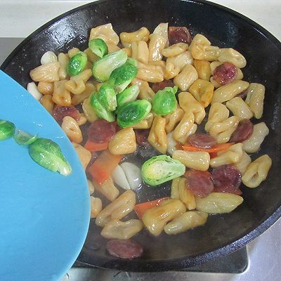 耳朵|香肠抱子甘蓝炒猫耳朵