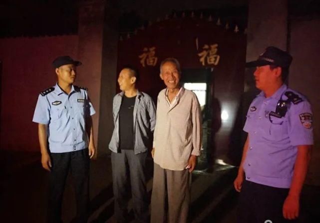  阎良|诚信店主、暖心民警接力，2700元现金物归原主！