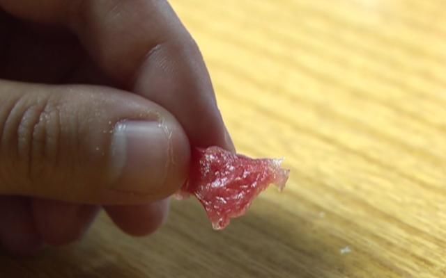  指甲|懵了！西瓜一口咬下去，男子竟吃出“塑料膜”？指甲都掐不断