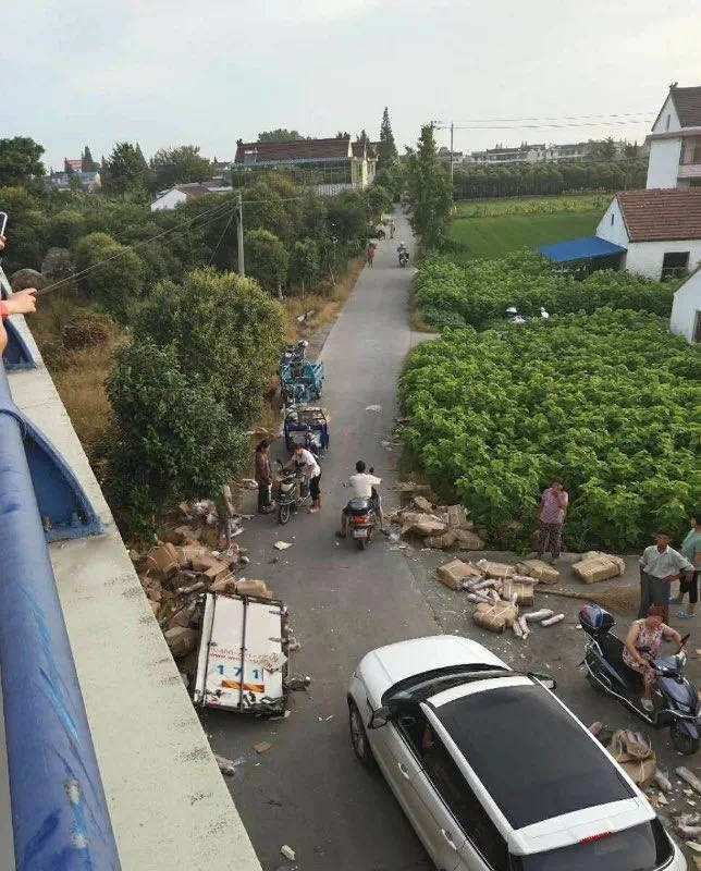  责众|高速哄抢猪肉者被法办，让个案成“法亦责众”范例