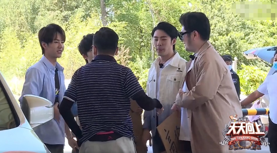 钱枫|《天天向上》王一博归队,拥抱钱枫被弹回来,戳胖肚皮表情超可爱