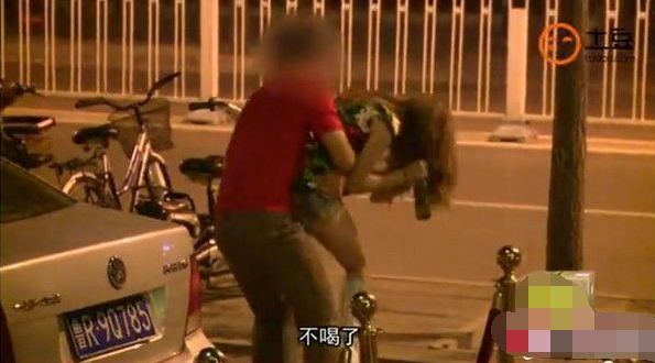 夜店|夜店醉酒美女遭遇捡尸大队:场面令人气愤