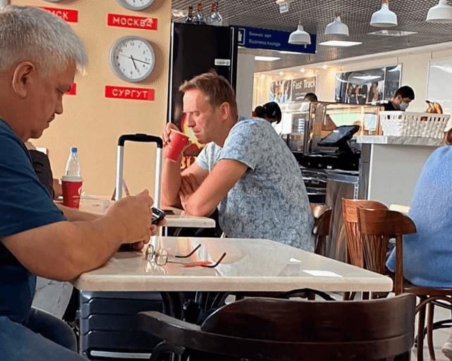  中毒|普京政敌纳瓦尔尼中毒后首次晒照，被妻女围绕，面容憔悴