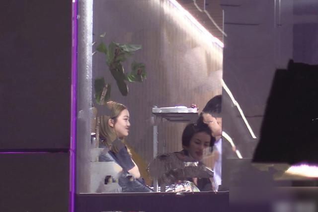 接地|李嫣太接地气了，一头金发现身街头摆地摊，路人纷纷上前合影留念