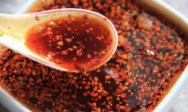 可口|做辣椒油,这一步要重复三次,做出来的辣椒油才会香辣可口!