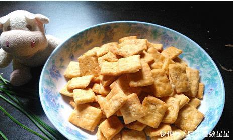 苏打饼干|想吃苏打饼干不用买,1碗面粉自己在家做,不加黄油,更营养健康!