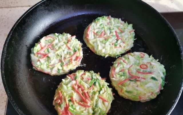  卷心菜|卷心菜做早餐，比想象的更好吃，高钙低脂又营养，怎么吃都不胖