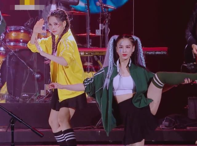  张萌|张雨绮团开场都一脸严肃，谁注意一旁张萌表情？原来我笑出鹅叫！