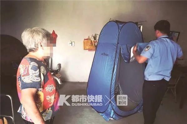 洗澡|租客在过道里遮布洗澡，虽然都是女的，可实在太尴尬了