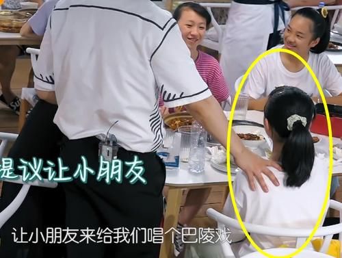  迎来|中餐厅迎来“最美小妹妹”，正脸撞型李兰迪，侧脸还神似迪丽热巴