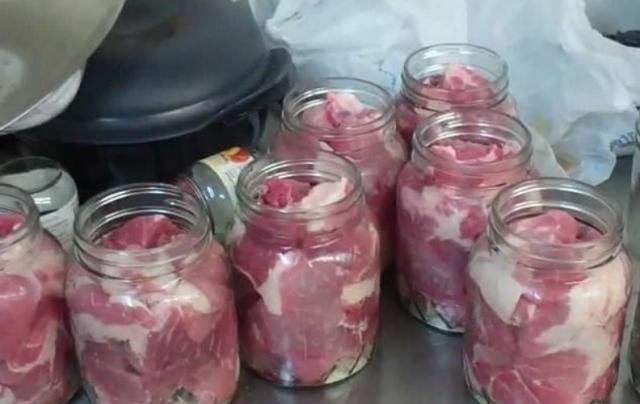  猪肉|吃不完的猪肉别再放冰箱了，土方法：直接塞瓶里，吃的时候才更香