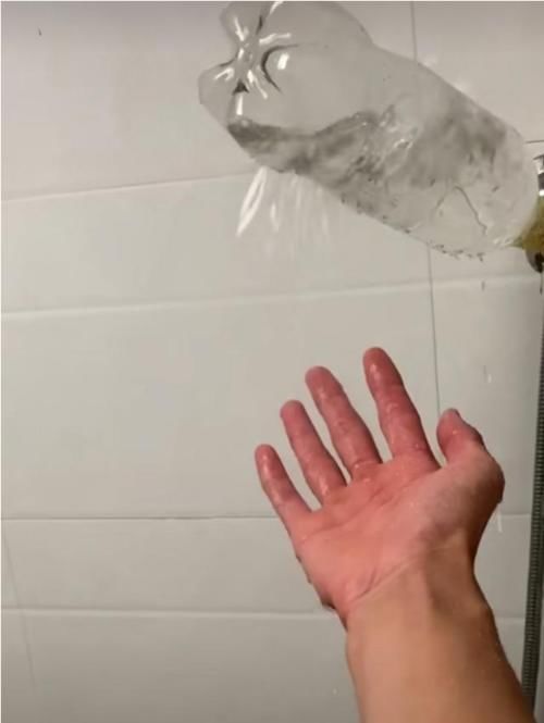  塑料瓶|跳高运动员退役后的生活略显心酸，塑料瓶充当花洒，生锈的水槽舍不得换