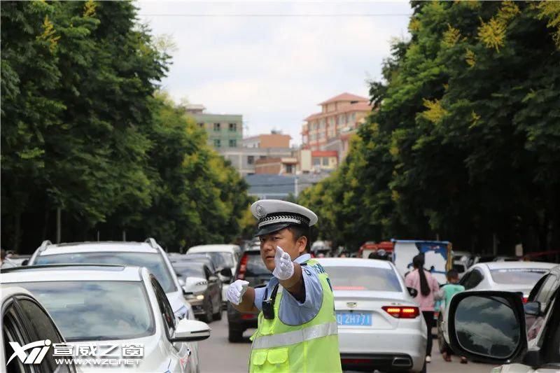  发生|宣威中考首日 考场外发生了这几幕