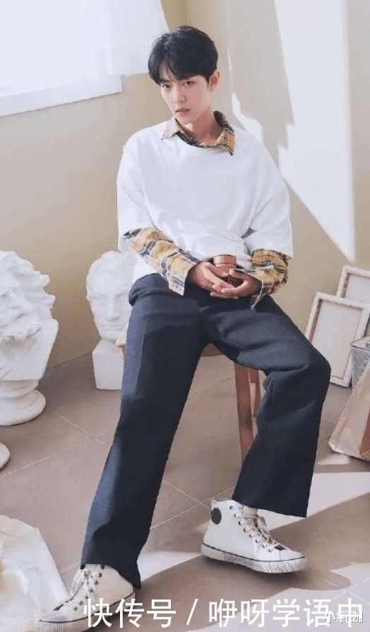 机场|肖战接受视频专访,穿黑白套装机场亮相,期待男神更多新作