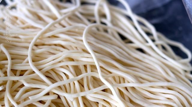  面馆|煮面条时, 开水下锅还是冷水下锅, 面馆老板透露一招, 省时还劲道