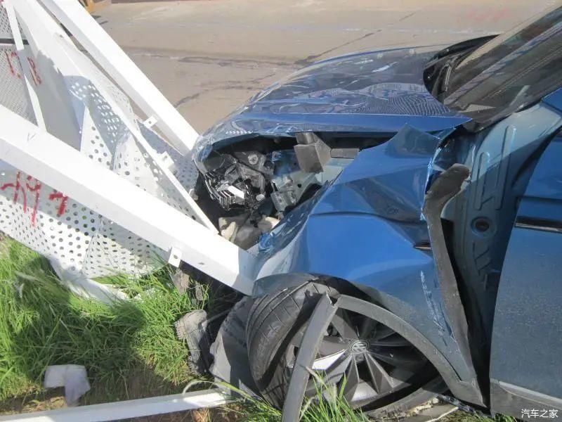  女司机|就是伸了一下手！女司机因此撞了18米栏杆！