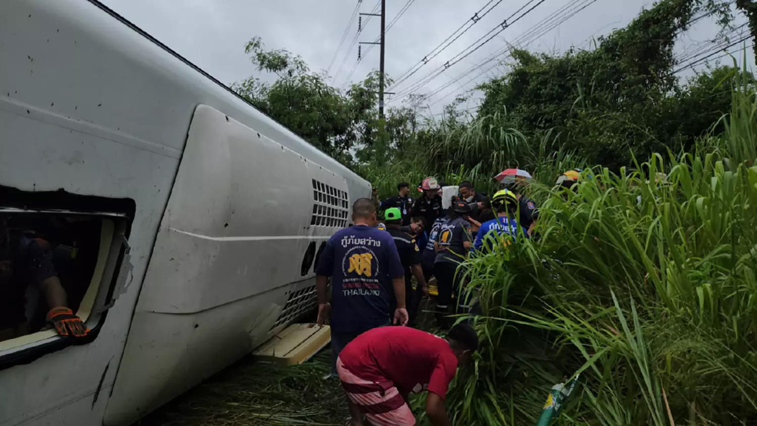 泰国旅游巴士翻车致24名中国游客受伤，均无生命危险 当地村民：道路有异，经常发生事故
