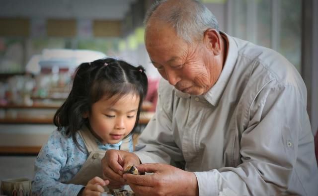  孩子|2岁孩子无理取闹是老人惯坏了吗？背后暗藏深层原因，父母要搞清