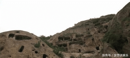 残忍|瓦罐坟一种残忍的习俗，儿子把母亲关进坟墓里，送一次饭加一块砖