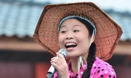  摆摊|草帽姐近况曝光！曾在“星光大道”走红，今路边卖摆摊葡萄