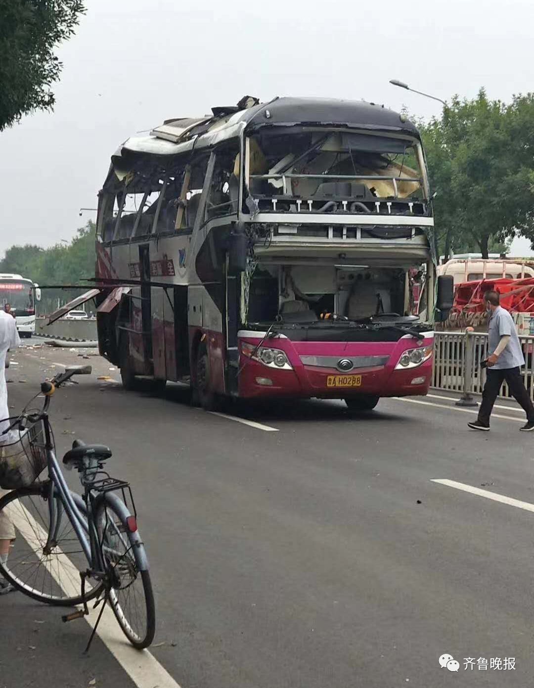  小清河|突发！济南小清河北路一客车疑似爆炸，周围居民楼玻璃被震碎