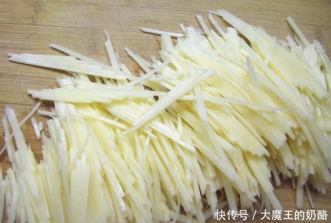 切成|炒土豆丝时,千万别再直接下锅了!教你2招,土豆丝又香又脆