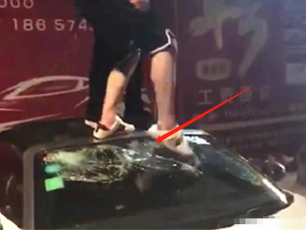  奥迪车|2男子喝高了，上奥迪车顶蹦迪，车主：先生您好，消费30万