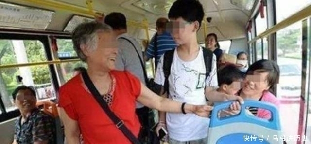 老人|小学生给老人让座，书包忘拿起来，老人一把摔在地上，孩子哭了