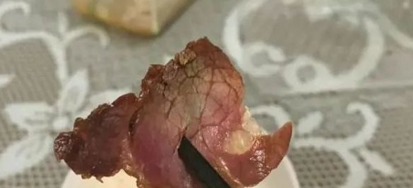 切开|超市买回来的牛肉,切开后冒绿光,能吃吗?厨师:不要扔了