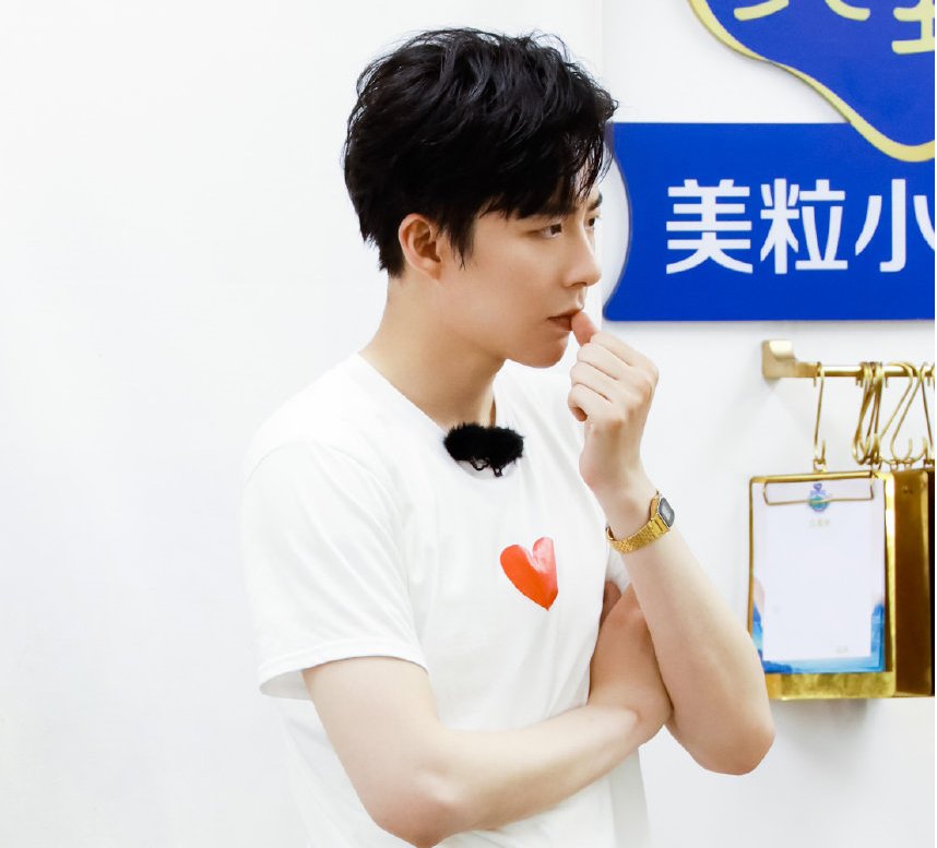  赵丽颖|《中餐厅》众人欢迎刘宇宁，唯独赵丽颖没转发，遭吐槽不合群