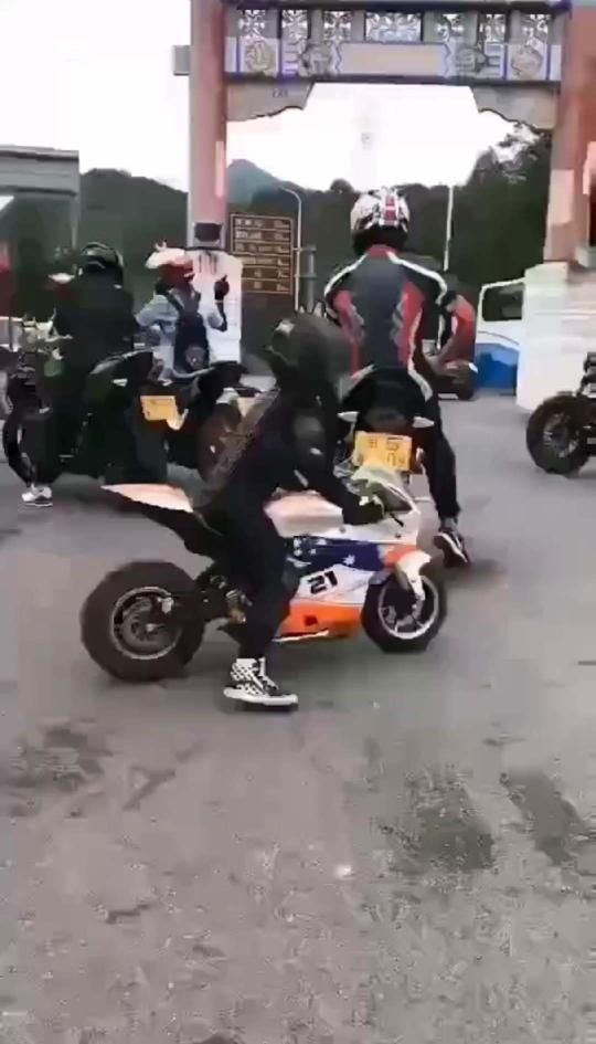  北京|山路出现儿童摩托车骑手，北京门头沟交警介入调查