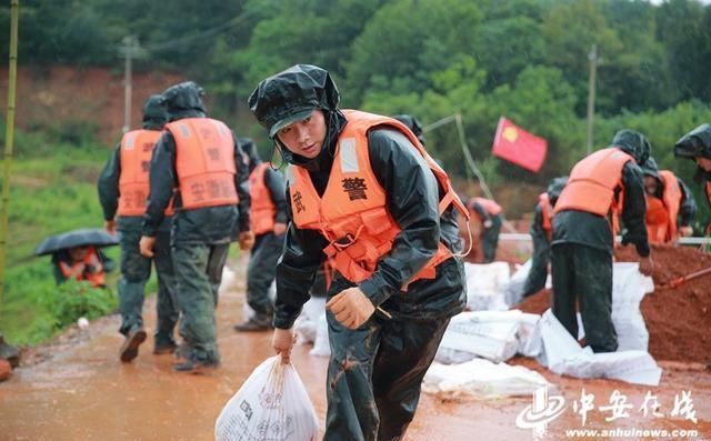 冒雨|“汛令”就是命令 武警官兵冒雨完成洪镇河圩堤加固