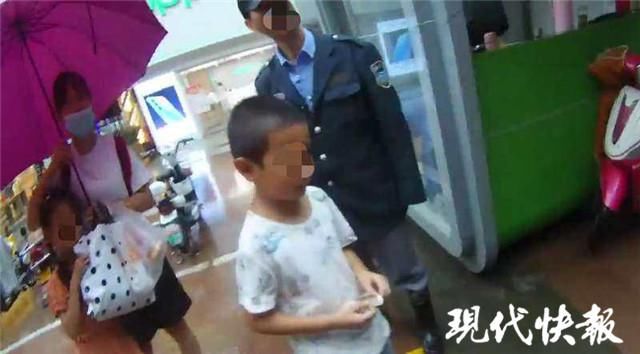  护送|5岁男童雨中走失泪眼汪汪，民警暖心护送