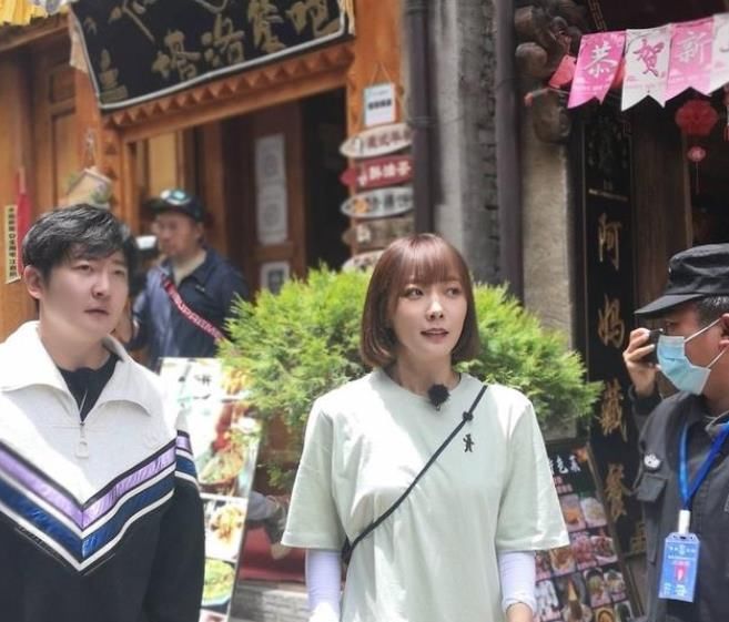  石碑|郭京飞王珞丹坐景区雕塑踩石碑, 网友怒骂太不文明, 文旅局回应打脸键盘侠