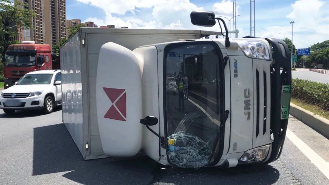  瞬间|女司机珠海大桥遇惊魂！大车飞车侧翻被压瞬间，她做这件事捡回一命！